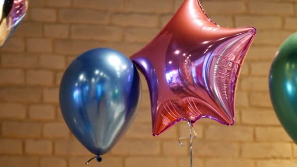 Decorações para festa de férias. Muitos balões. — Vídeo de Stock