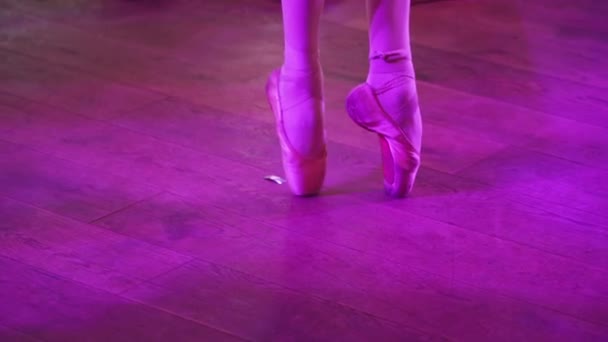 Baleriny. Młoda kobieta wdzięku baletnica, ubrany w profesjonalny strój, buty i białej spódnicy nieważkości jest wykazanie umiejętności taneczne. Piękno klasyczny balet — Wideo stockowe