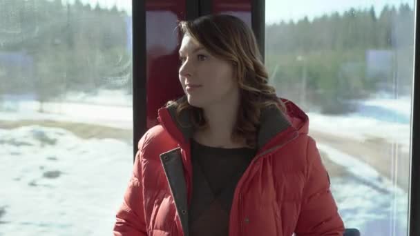 Zâmbind o femeie relaxată care călătorește în tren — Videoclip de stoc