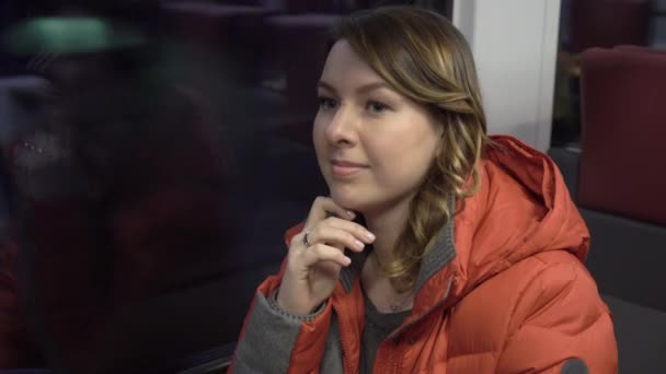 Sonriente mujer relajada viajando en tren — Vídeo de stock