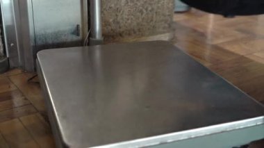 yolcu Bagaj ağırlık ölçeği ile kontrol