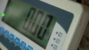 yolcu Bagaj ağırlık ölçeği ile kontrol