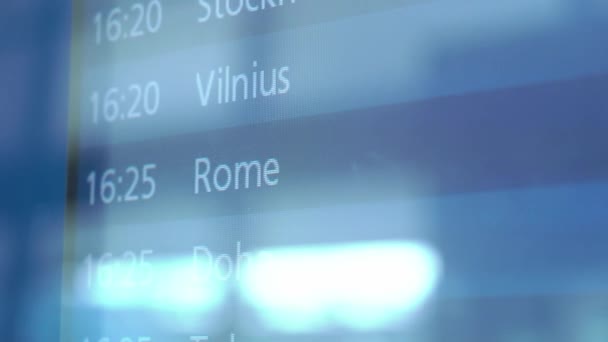 Luchthaven tijdschema, vertrek vlucht informatie bijwerken, internationale vluchten — Stockvideo
