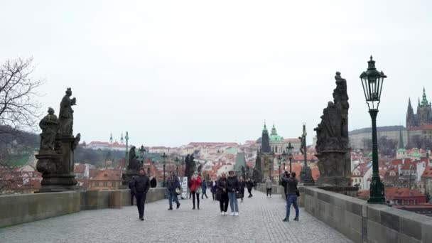 Praha, Česko-26. březen 2019: Karlův most — Stock video
