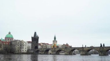 Prag kentinde Charles Köprüsü