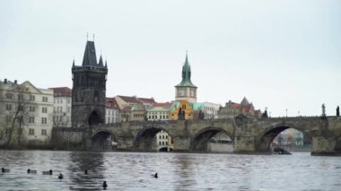Prag kentinde Charles Köprüsü