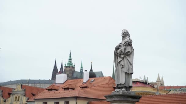 Vista para a rua no centro antigo de Praga — Vídeo de Stock