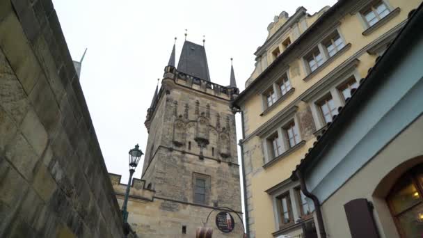 PRAGA, REPÚBLICA CHECA - 26 DE MARZO DE 2019: Vista a la calle en el casco antiguo de Praga — Vídeos de Stock