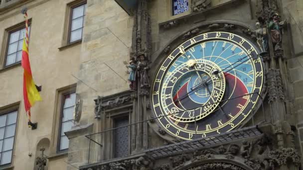 Astronomisch uurwerk van de beroemde Praag, de oude atoomklok in de Tsjechische hoofdstad — Stockvideo