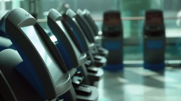 Ряд самообслуживания проверить в машинах в аэропорту — стоковое видео
