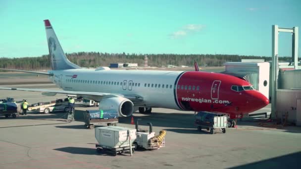 HELSINKI, FINLANDIA - 24 MARZO 2019: moderno aereo passeggeri parcheggiato al cancello della costruzione del terminal presso il piazzale dell'aeroporto — Video Stock