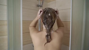 Genç kadın duş alıyor.