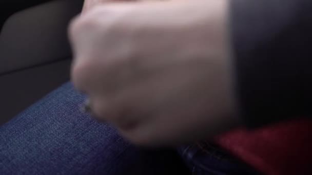Femme attacher la ceinture de sécurité sur l’avion — Video