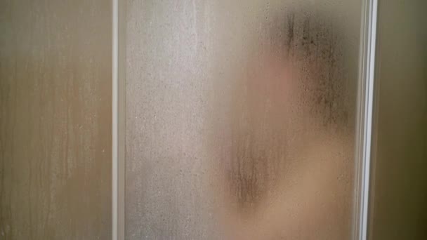 Jong vrouw nemen douche — Stockvideo