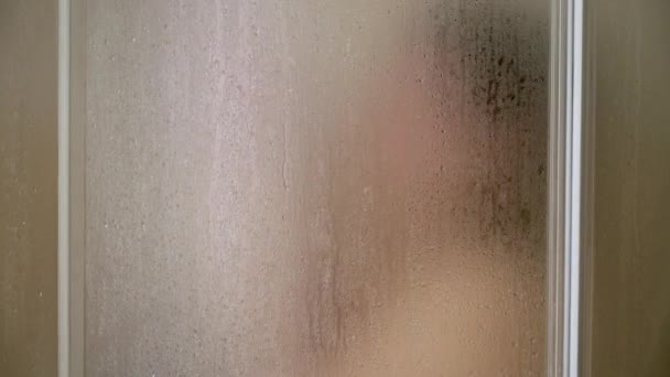 若い女性がシャワーを浴びて — ストック動画