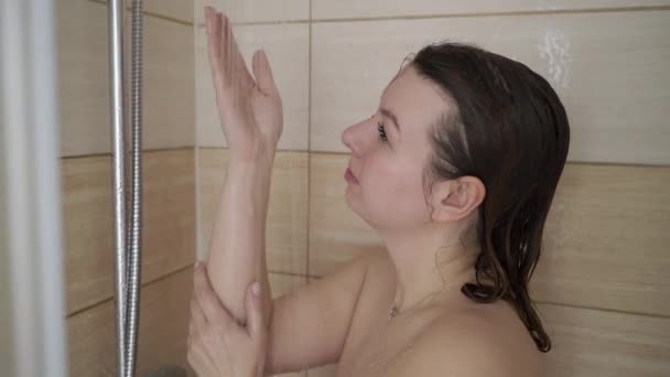 Joven mujer tomando ducha — Vídeo de stock