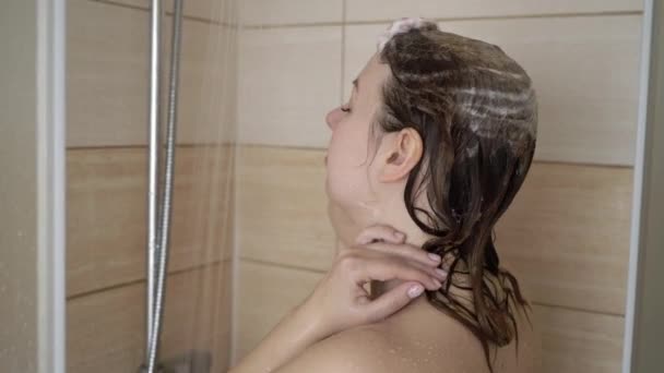 Young woman taking shower — Stock Video