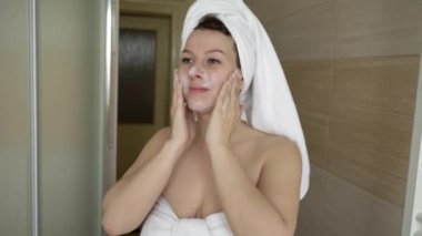 Kadın banyo köpük ile yüzünü yıkama temizlik