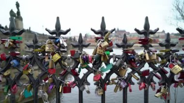 Prag, Çek Cumhuriyeti-Mart 26, 2019: aşk kilitleri Prag 'da bir köprüden asmak