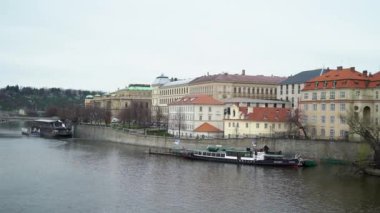Prag, Çek Cumhuriyeti-Mart 26, 2019: Vltava Nehri ve Prag tarihi merkezinde görünüm, eski kent, Prag, Çek Cumhuriyeti binalar ve Simgesel yapılar