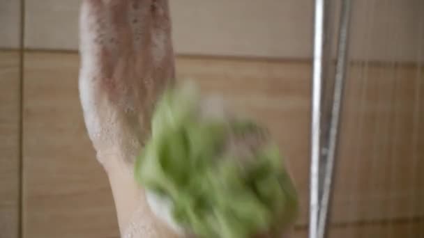 Femeie tânără care face duș — Videoclip de stoc