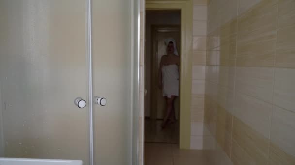Jong vrouw nemen douche — Stockvideo