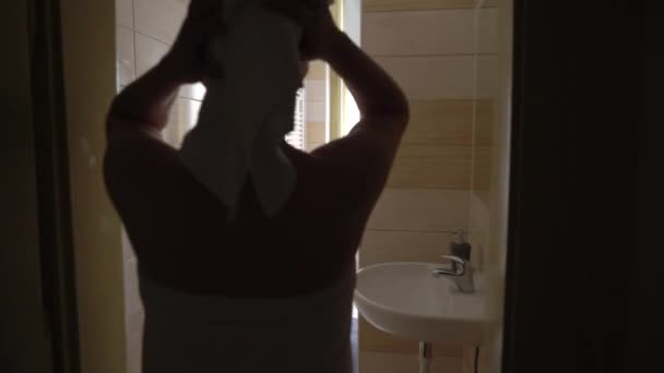 Joven mujer tomando ducha — Vídeo de stock