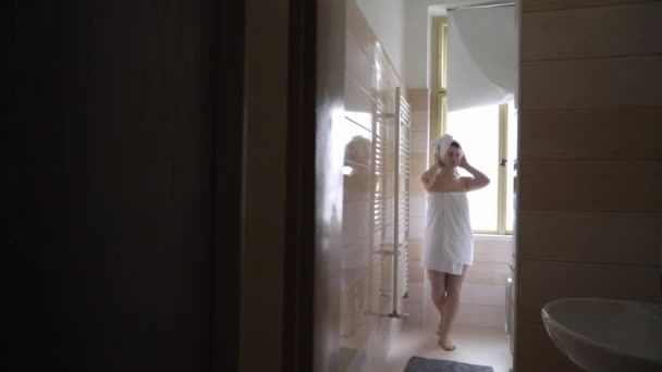 Genç kadın duş alıyor. — Stok video