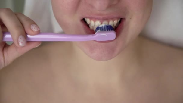 आधुनिक बाथरूम में महिला अपने दांत ब्रशिंग — स्टॉक वीडियो