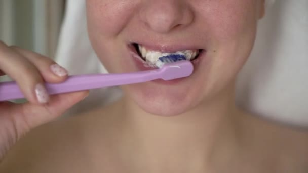 Frau putzt sich im modernen Badezimmer die Zähne — Stockvideo