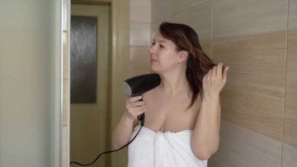 Haarverzorging. Vrouw lange Droogrek met haardroger in de badkamer — Stockvideo