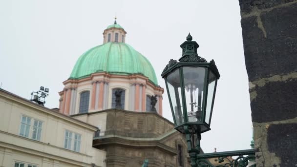 Lanterna histórica em frente ao edifício histórico — Vídeo de Stock