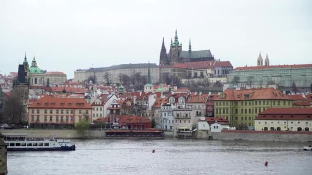Blick auf die Moldau und das historische Zentrum von Prag, Gebäude und Sehenswürdigkeiten der Altstadt, Prag, Tschechische Republik — Stockvideo
