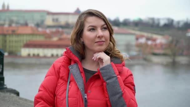 Fille séjournant au pont dans la ville européenne — Video