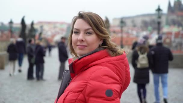 Kız Avrupa kentinde köprüde kalıyor — Stok video
