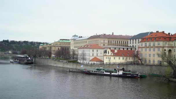 PRAGUE, REPÚBLICA CHECA - Março 26, 2019: Vista sobre o rio Vltava e centro histórico de Praga, edifícios e marcos da cidade velha, Praga, República Checa — Vídeo de Stock