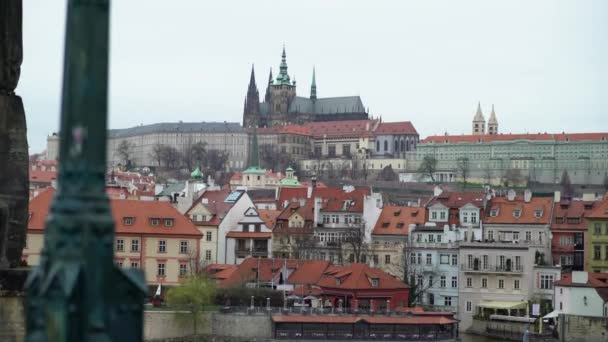 Utsikt över floden Vltava och Prags historiska centrum, byggnader och landmärken i gamla stan, Prag, Tjeckien — Stockvideo