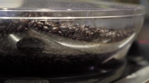 Кофейные зерна в машине — стоковое видео