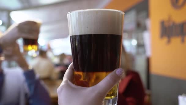 Três copos de cerveja sendo levantados — Vídeo de Stock