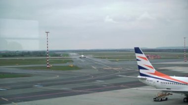 Prag, Çek Cumhuriyeti-Mart 29, 2019: Havaalanı hava tarafı apron Terminal bina kapısına Park modern yolcu uçak