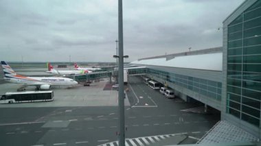 Prag, Çek Cumhuriyeti-Mart 29, 2019: Havaalanı hava tarafı apron Terminal bina kapısına Park modern yolcu uçak