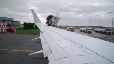 Havaalanında uçak taksi