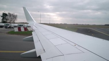 Havaalanında uçak taksi