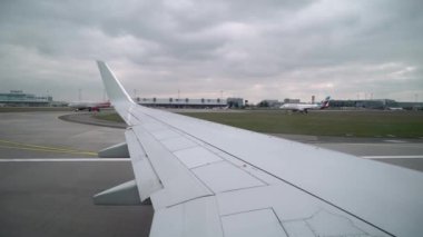 Prag, Çek Cumhuriyeti-Mart 29, 2019: Airplane havaalanında kalkış