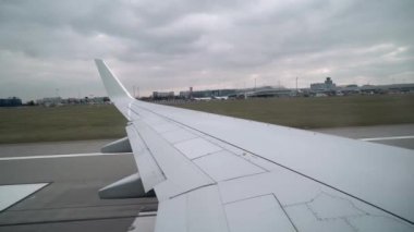 Uçak havaalanında çıkar