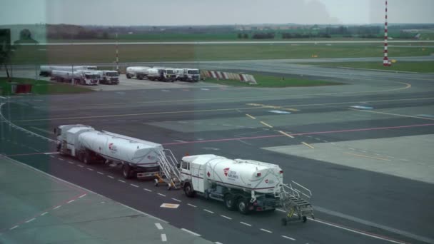 PRAGUE, REPÚBLICA CHECA - 29 DE MARÇO DE 2019: Avião de passageiros moderno estacionado ao portão de construção do terminal no avental aeroportuário do aeroporto — Vídeo de Stock