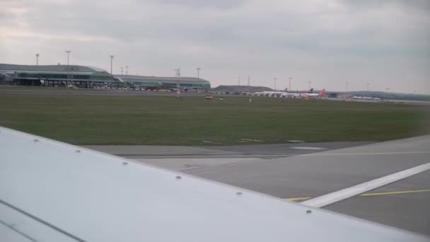 Descolagem de avião no aeroporto — Vídeo de Stock