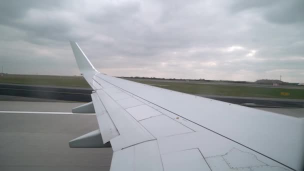 Pesawat lepas landas di bandara — Stok Video