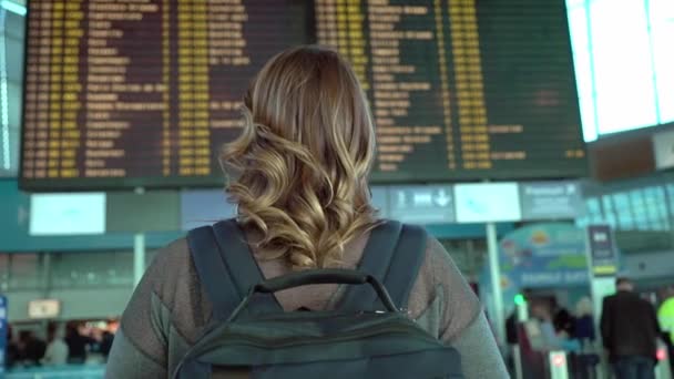 Donna guardando scheda informativa in aeroporto — Video Stock