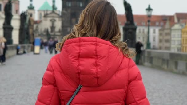 Flicka som går på bron i den europeiska staden — Stockvideo